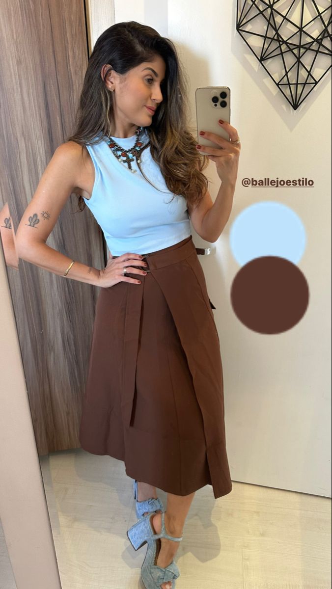 acessórios marrons com jeans