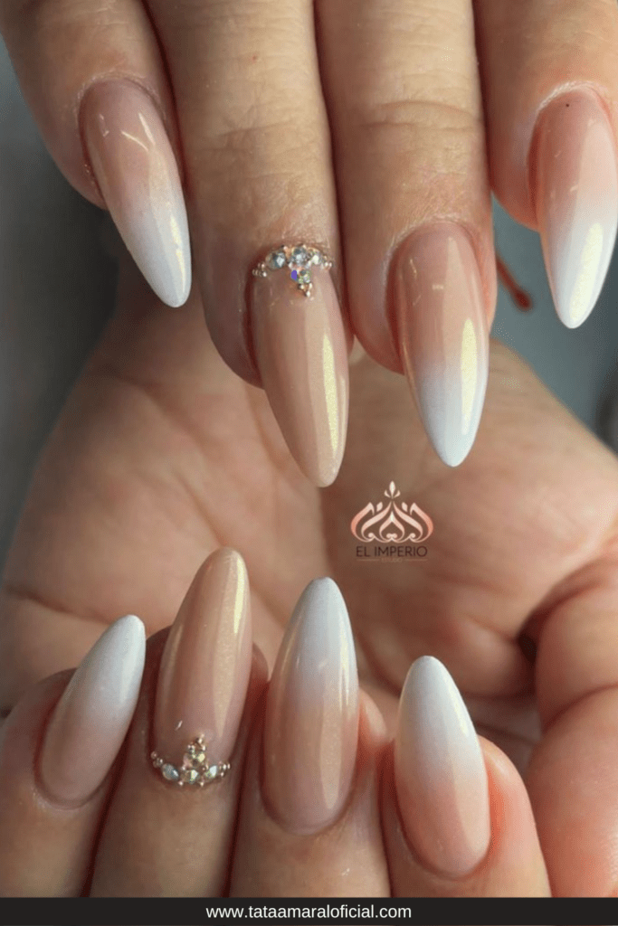 unha baby boomer com glitter almond