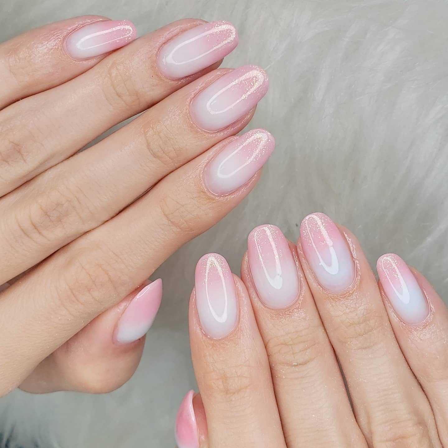 unha baby boomer com pedras almond