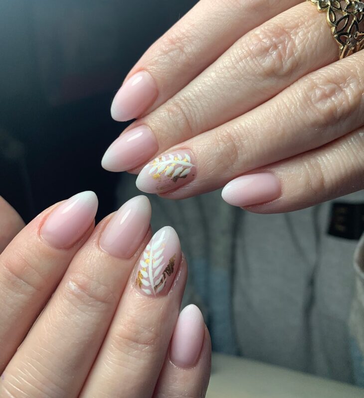 unha baby boomer com efeito cromado almond