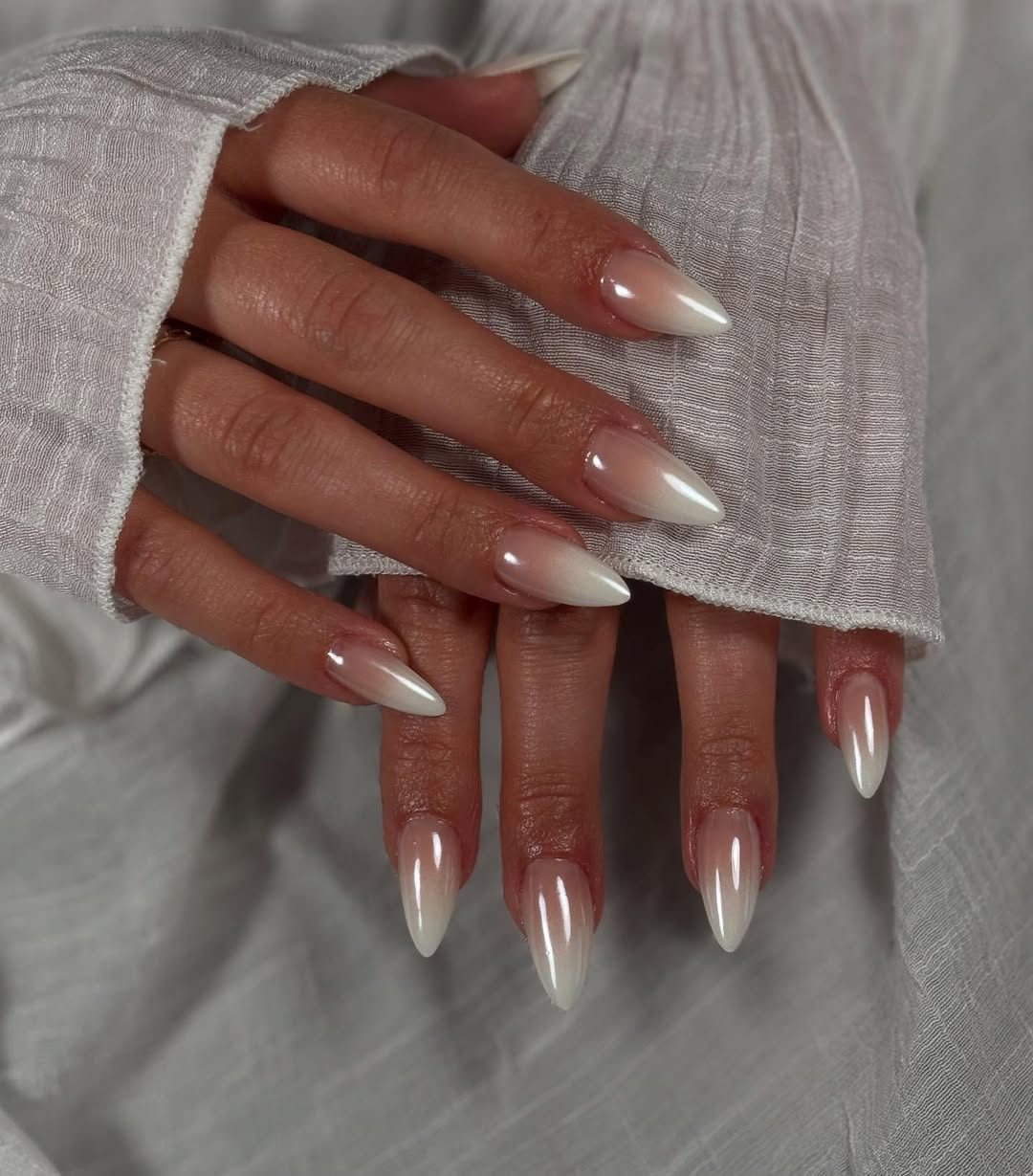 unha baby boomer com glitter almond