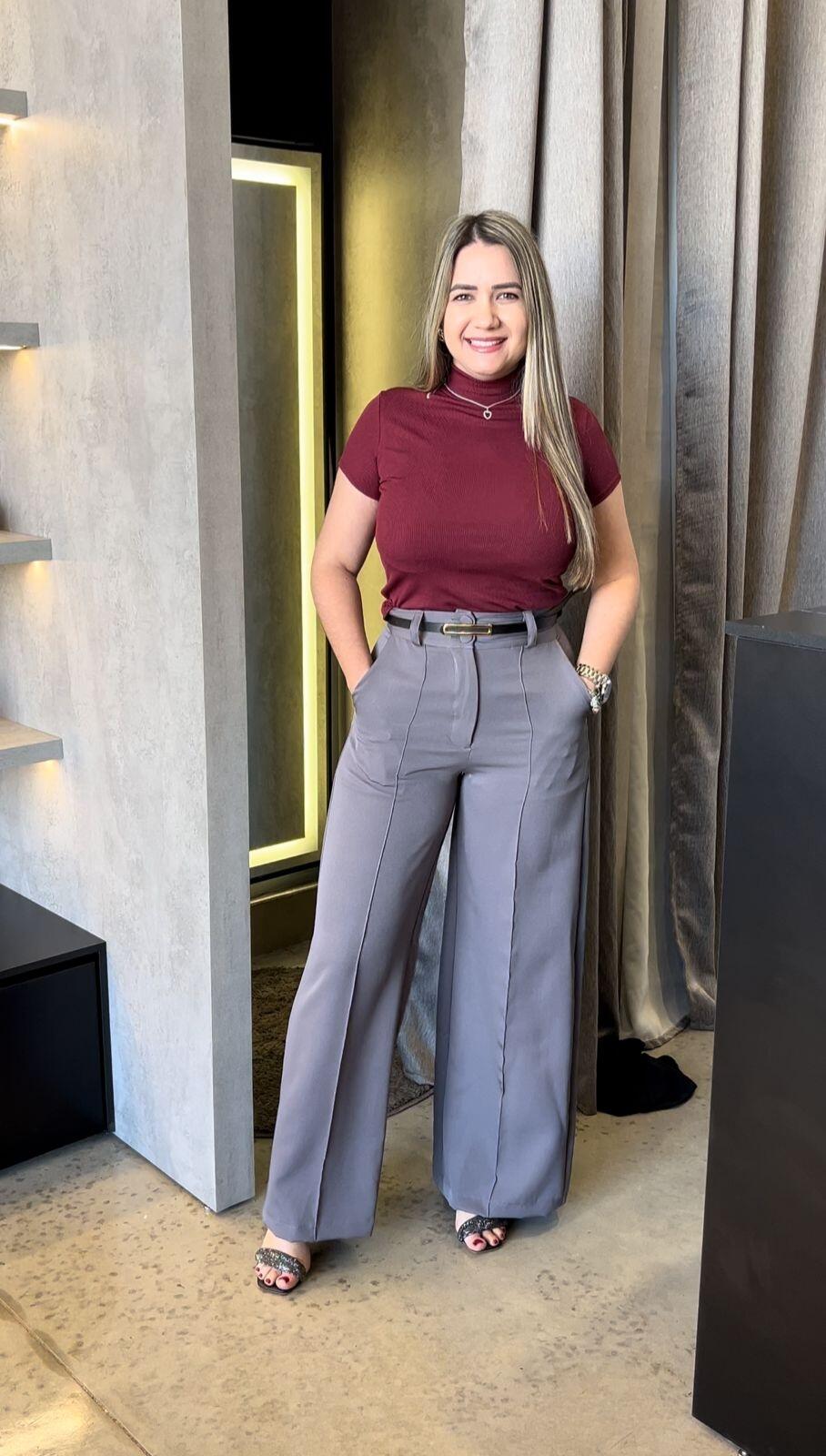calça cinza com blusa branca