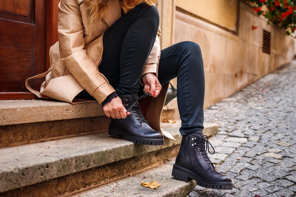 calça larga com bota