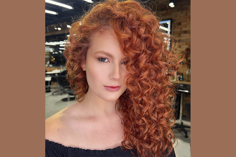 cabelo cacheado marsala