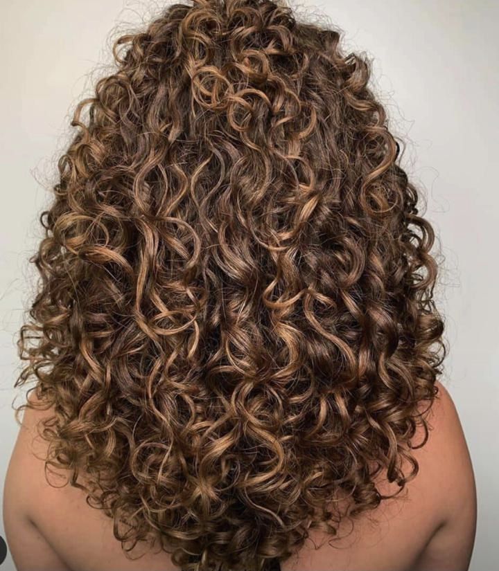 luzes em cabelo cacheado