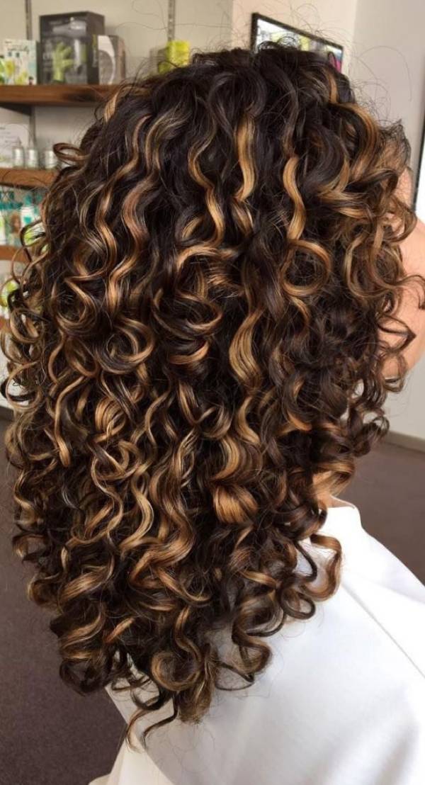 cabelo cacheado castanho iluminado
