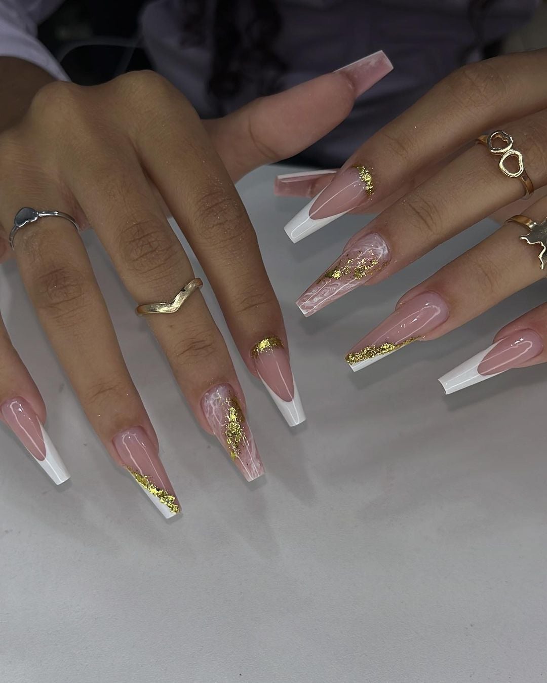 nail art branca minimalista