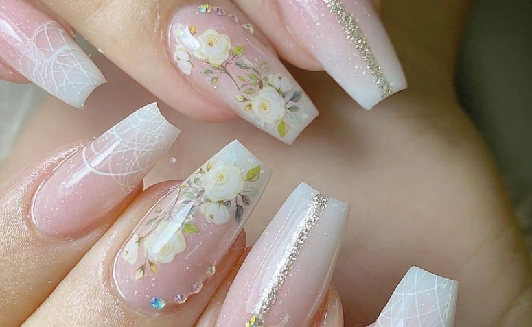 unhas brancas com glitter
