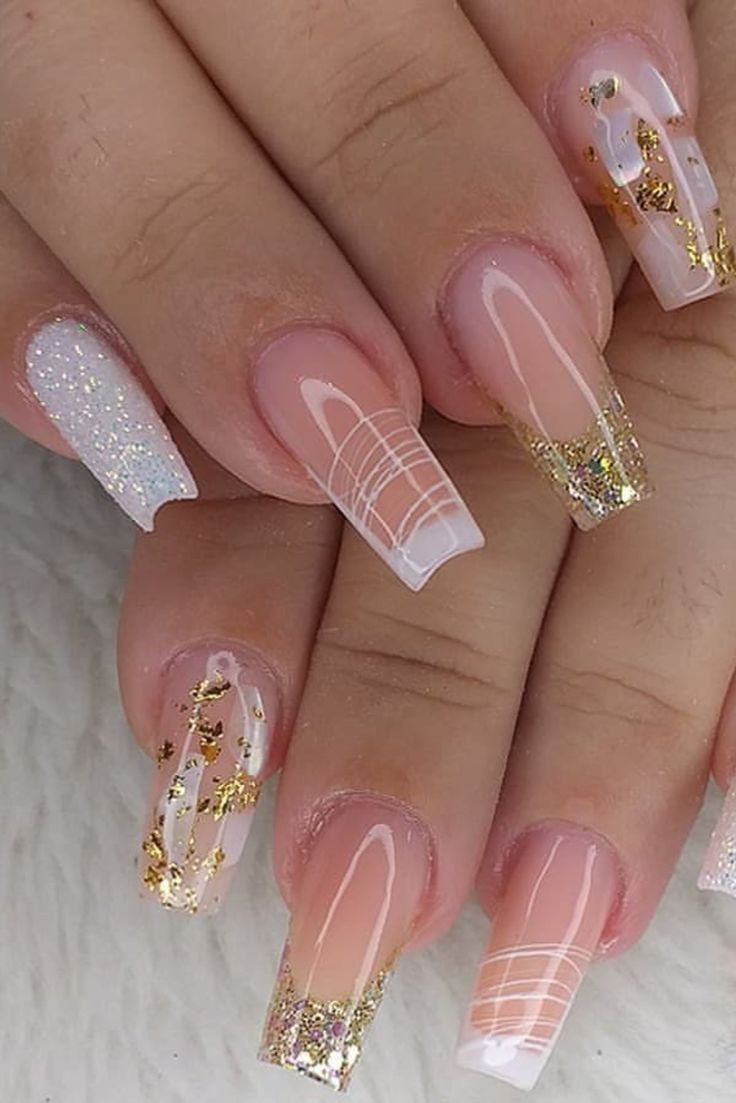 unhas amêndoa decoradas brancas