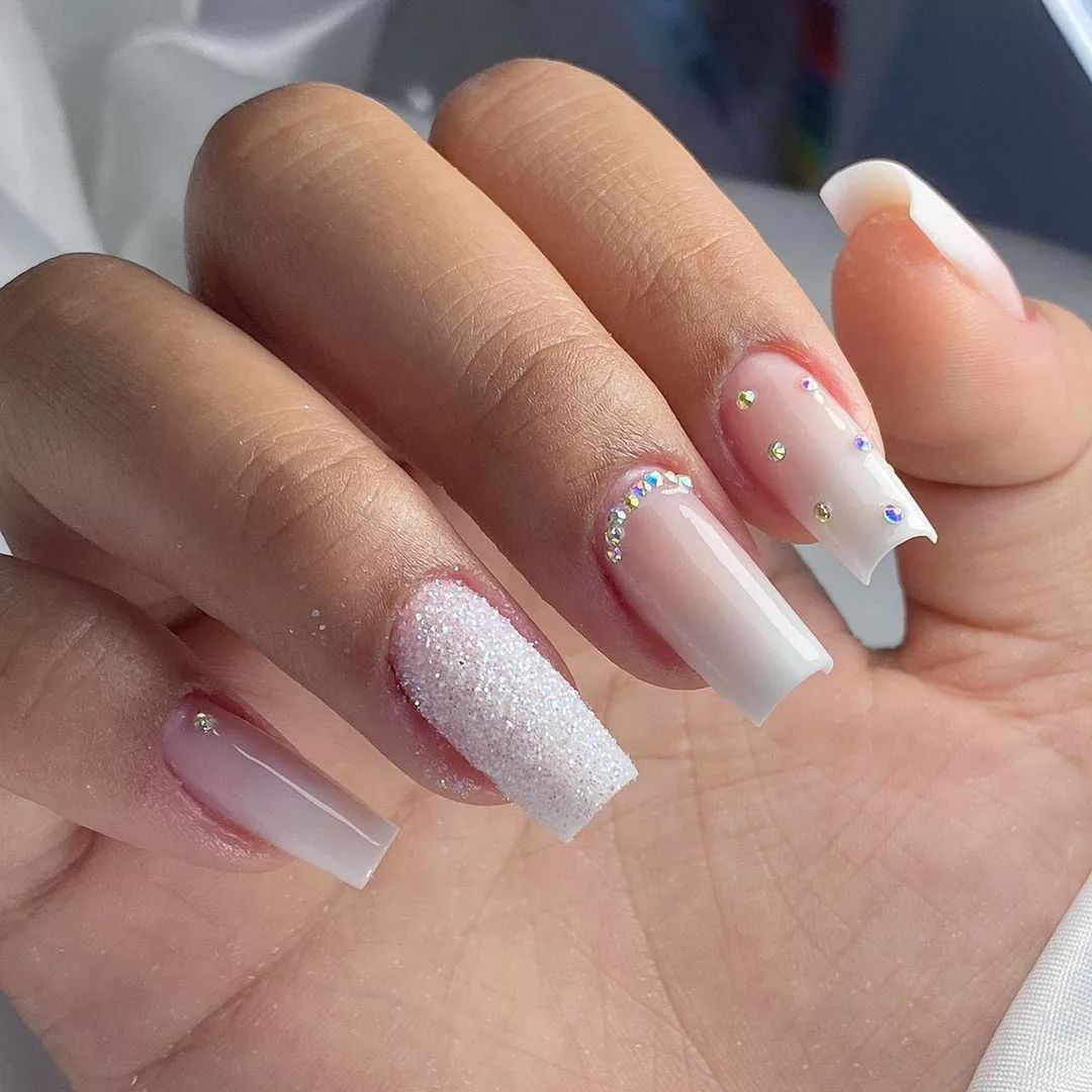 unhas brancas com glitter