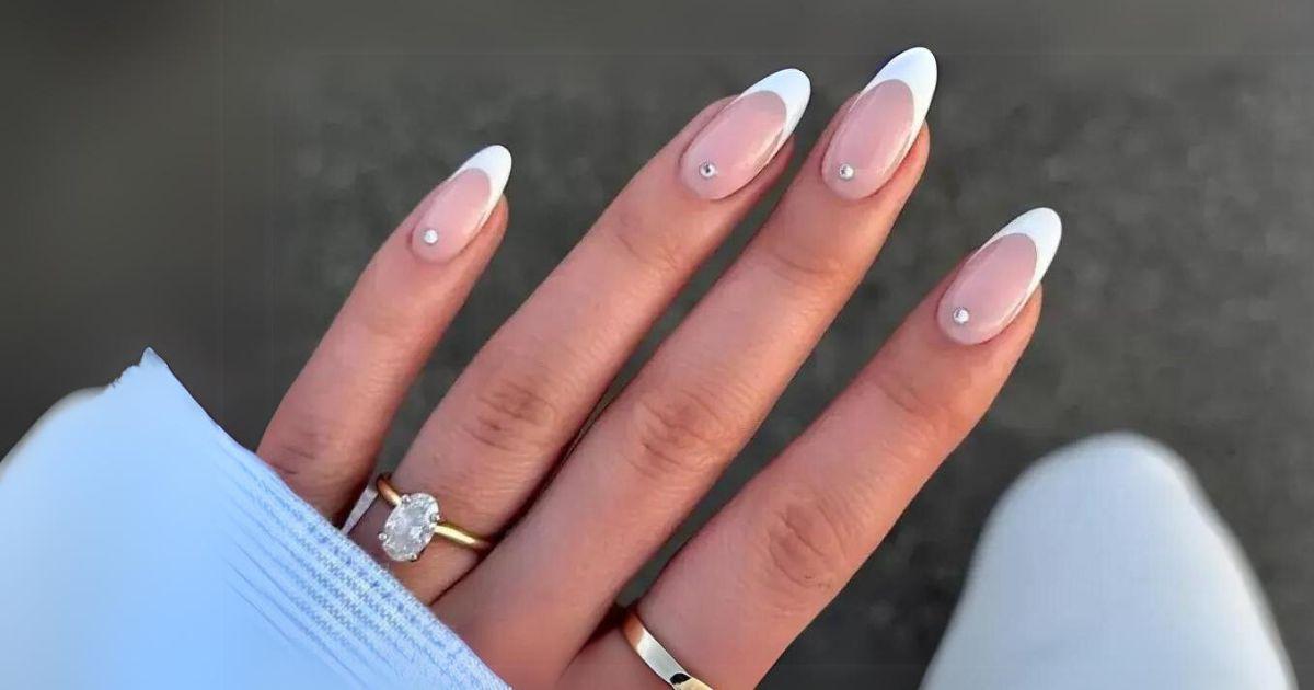 unhas amêndoa decoradas brancas