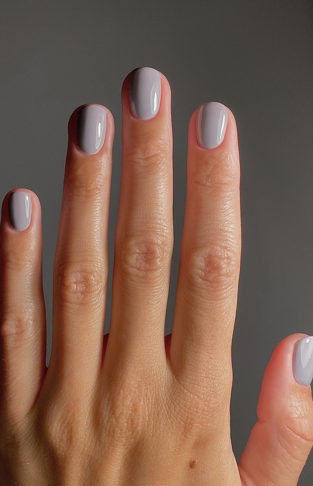 esmalte cinza claro com brilho