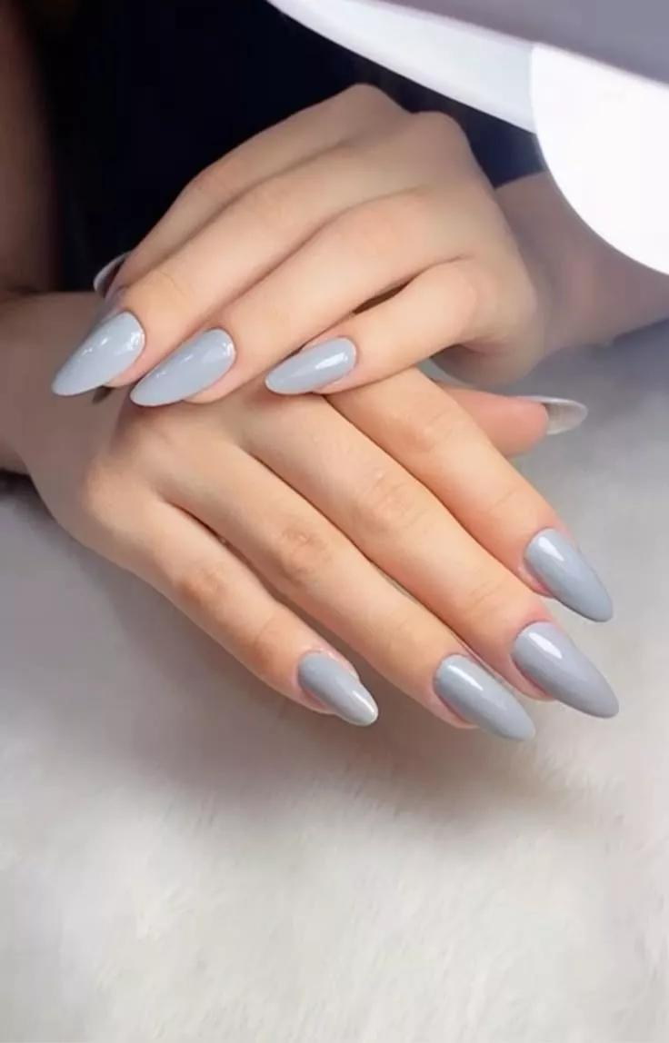 esmalte cinza claro com brilho
