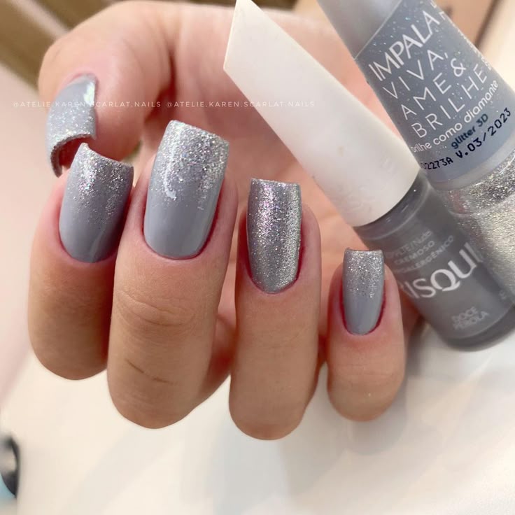 esmalte em gel cinza claro
