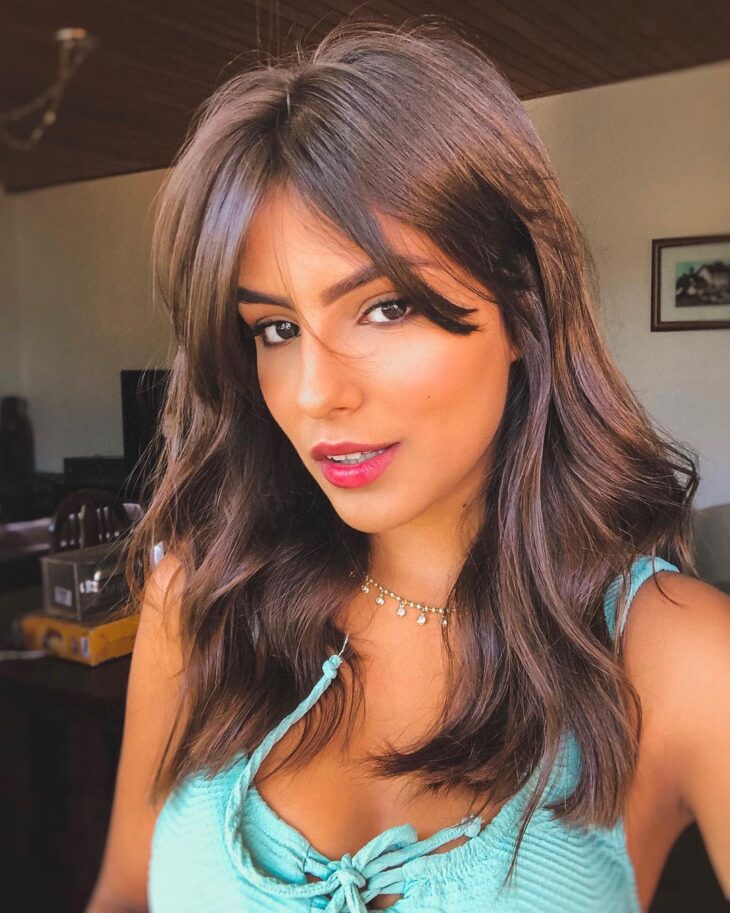 corte de cabelo com franja longa