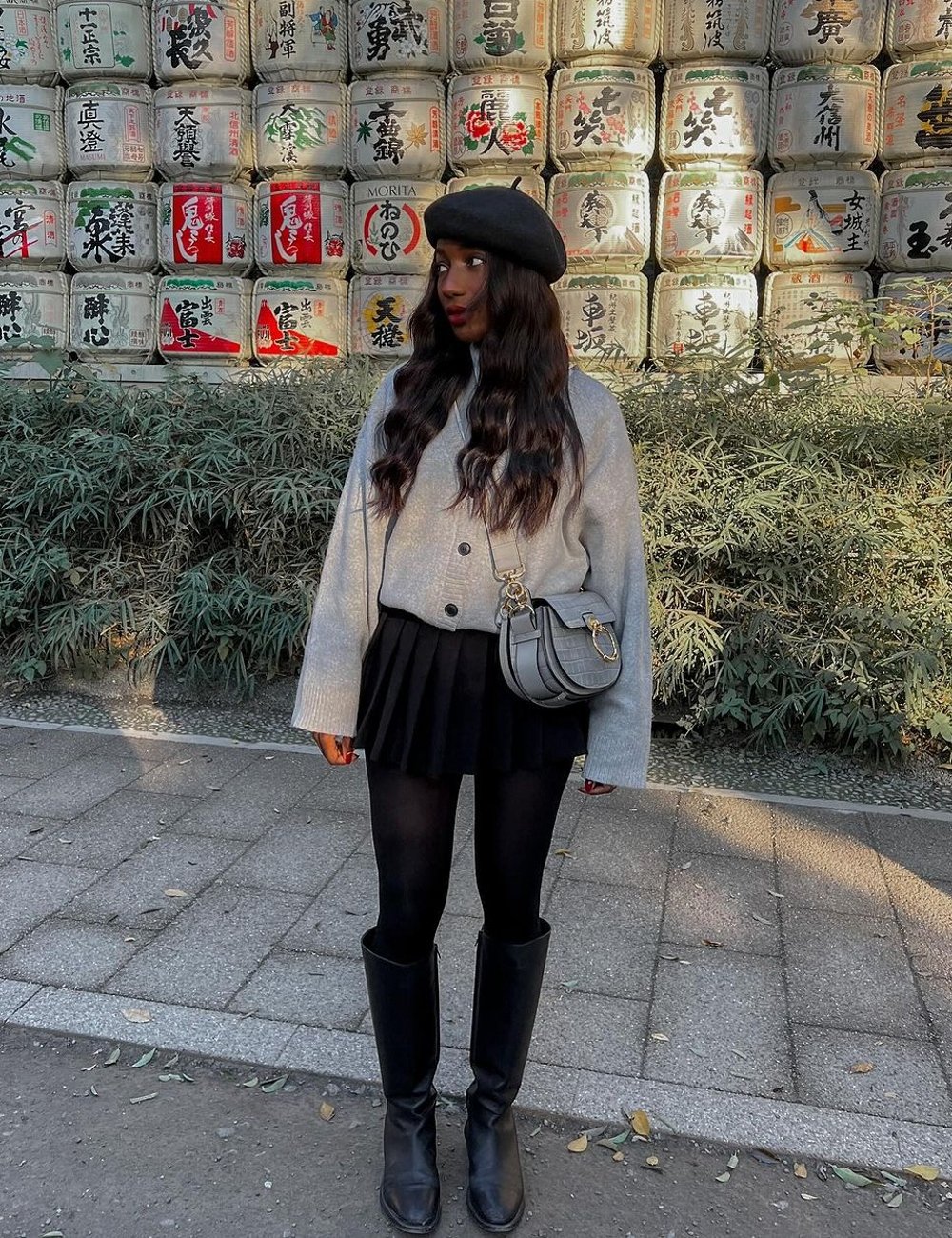 looks com saia plissada midi