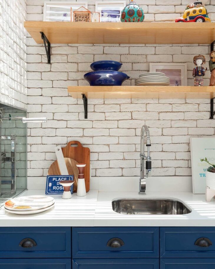 organização cozinha pequena prateleiras