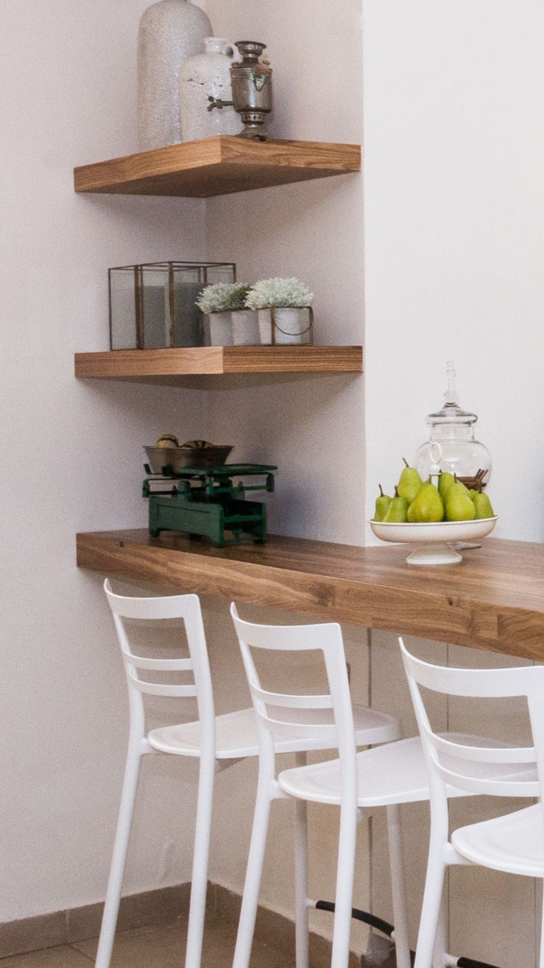 organização cozinha pequena prateleiras