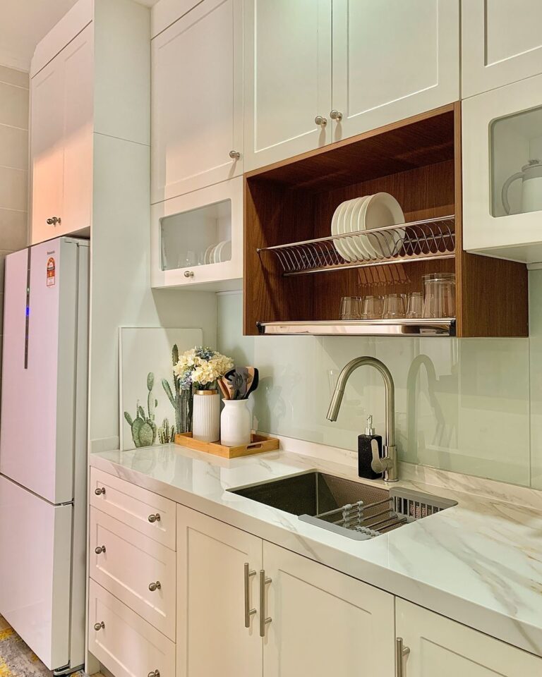 organização cozinha pequena prateleiras