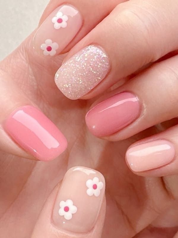 unhas curtas com glitter discreto