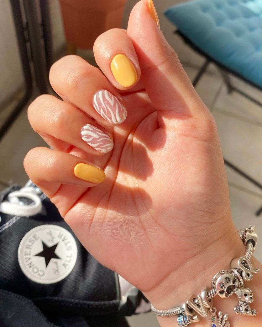 unhas curtas marrom
