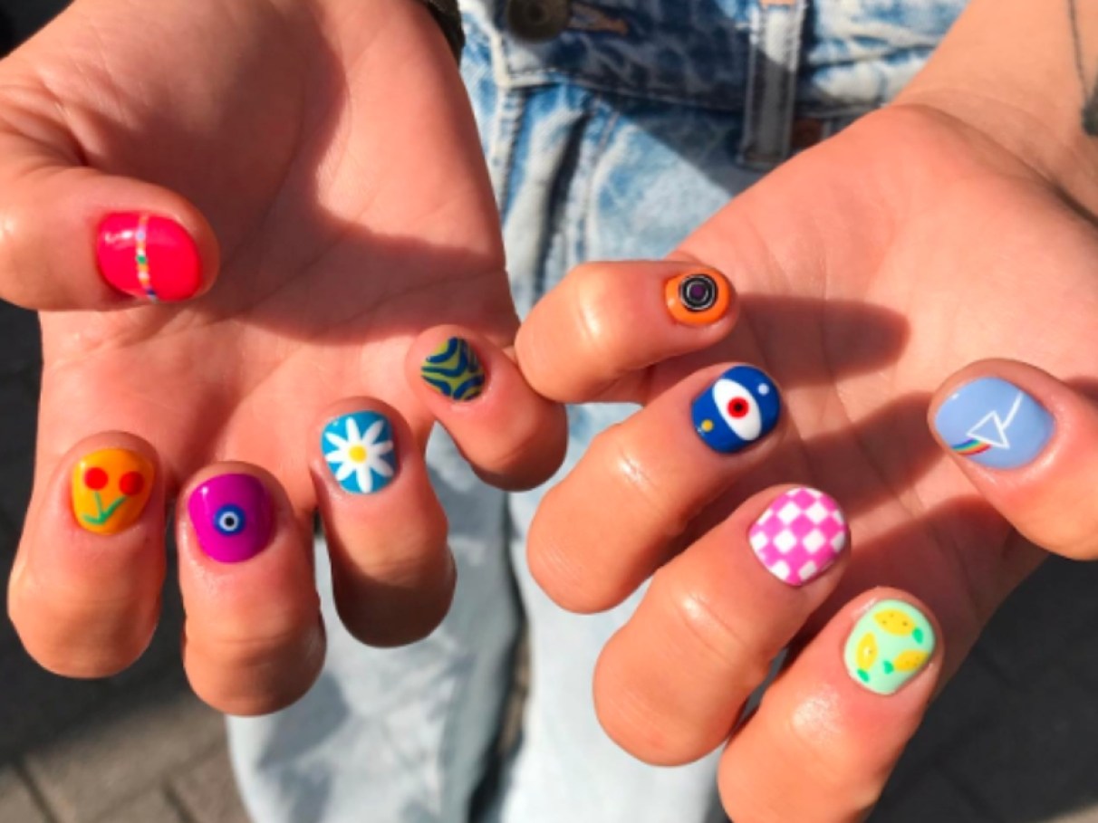 unhas curtas nude alongadas