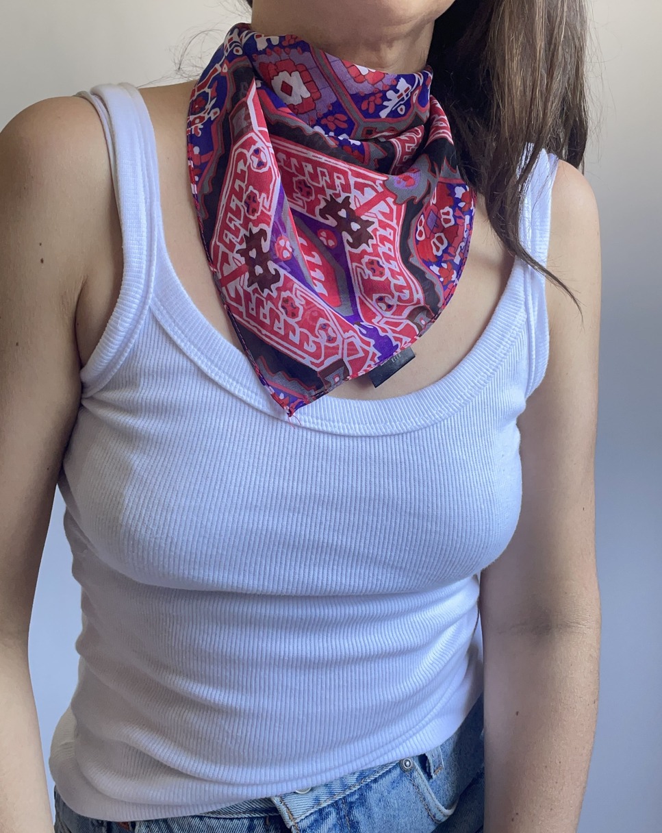looks com lenço no pescoço