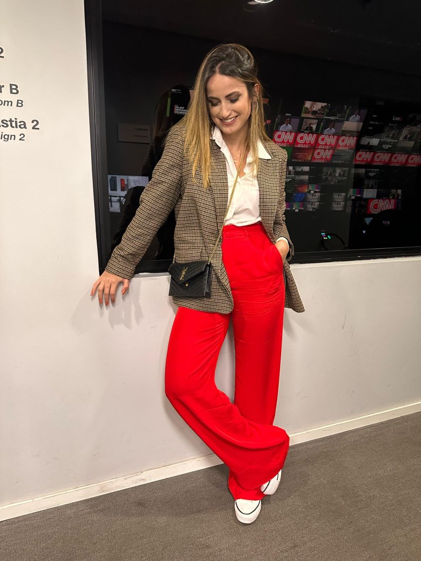 tênis branco com vestido de festa