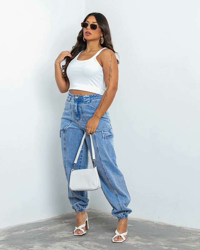 calça jeans clara e tênis para barzinho
