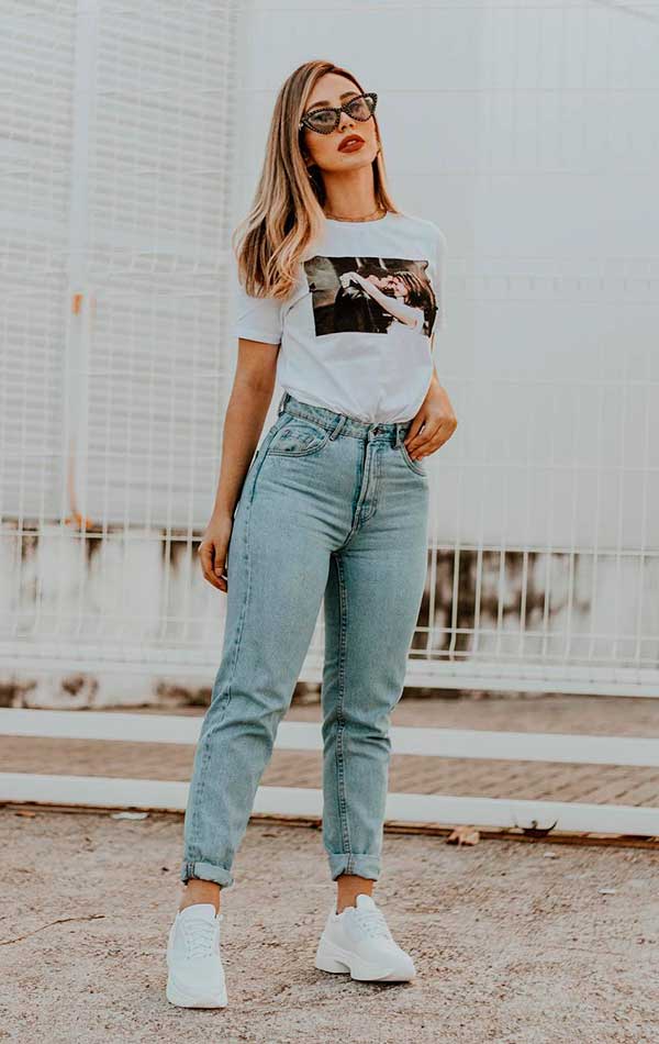 look calça jeans clara e tênis masculino