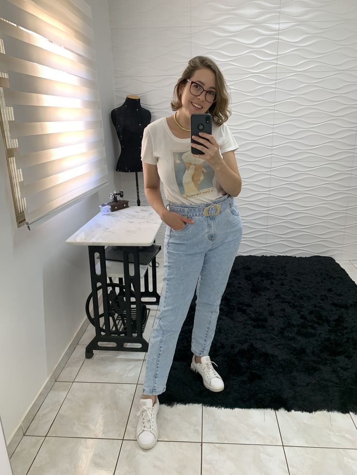 como usar calça jeans clara com tênis
