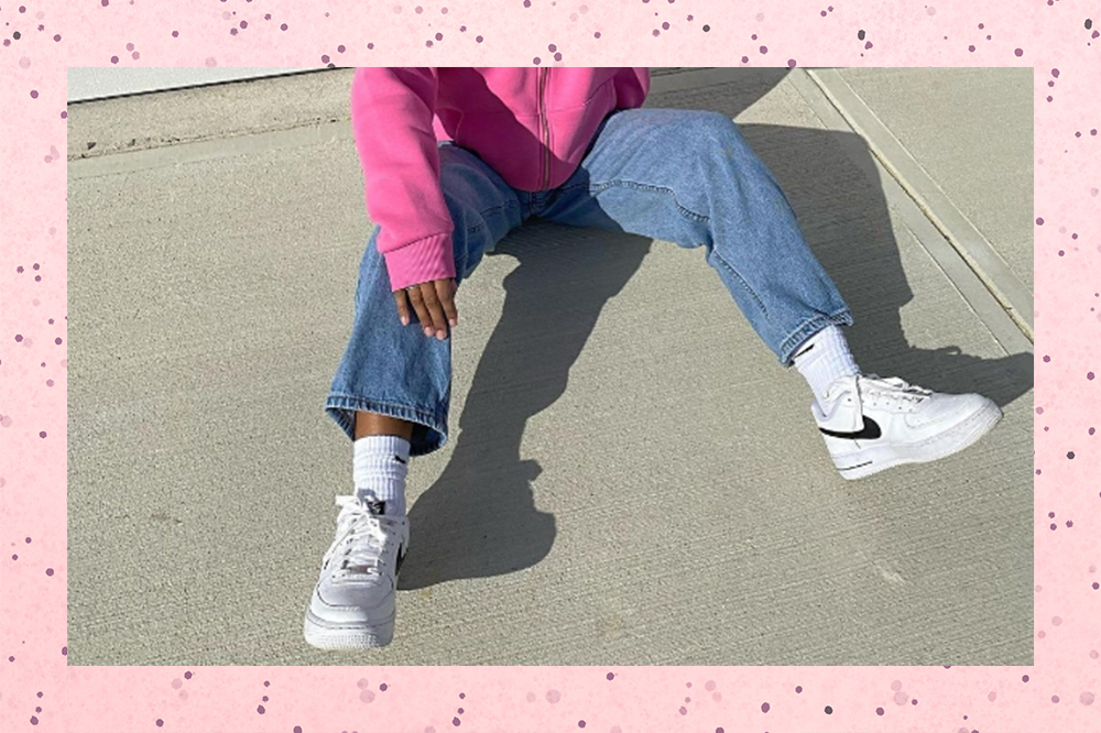 looks com tênis e calça jeans clara