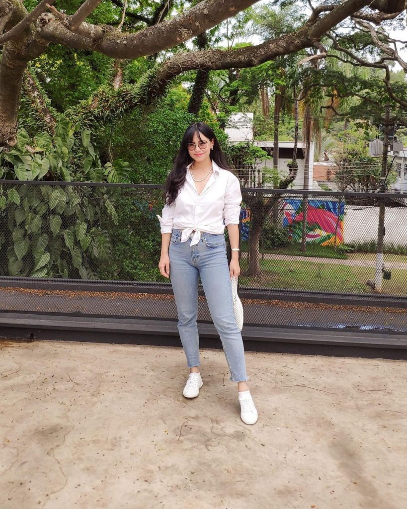 calça jeans clara com tênis branco