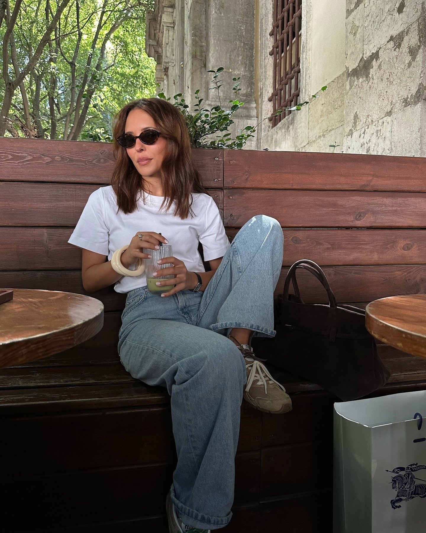como usar calça jeans clara com tênis