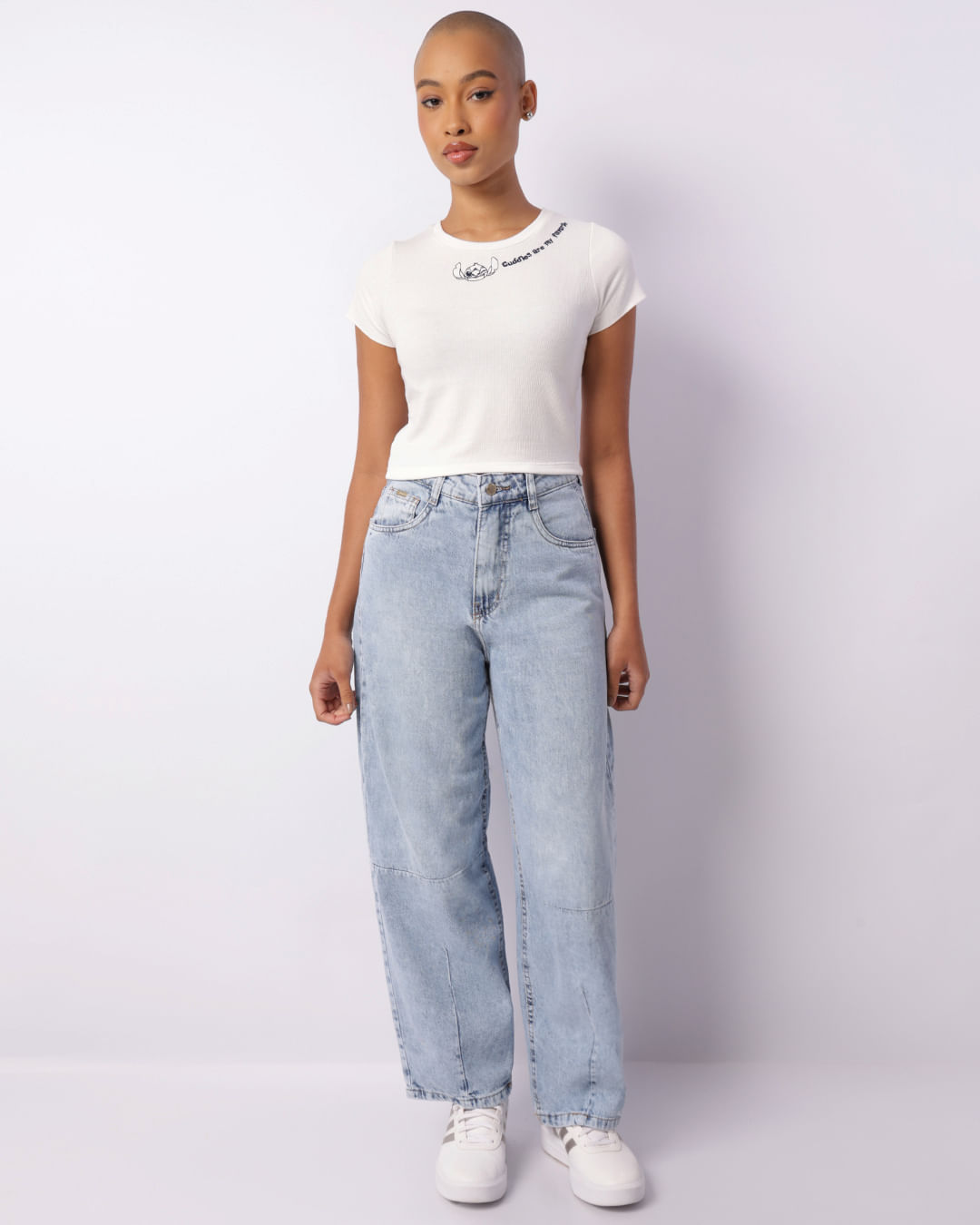 calça jeans clara wide leg com tênis