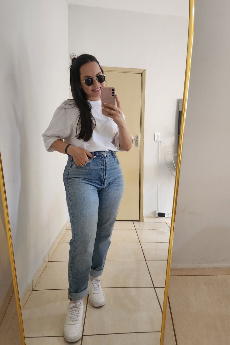 looks com tênis e calça jeans clara