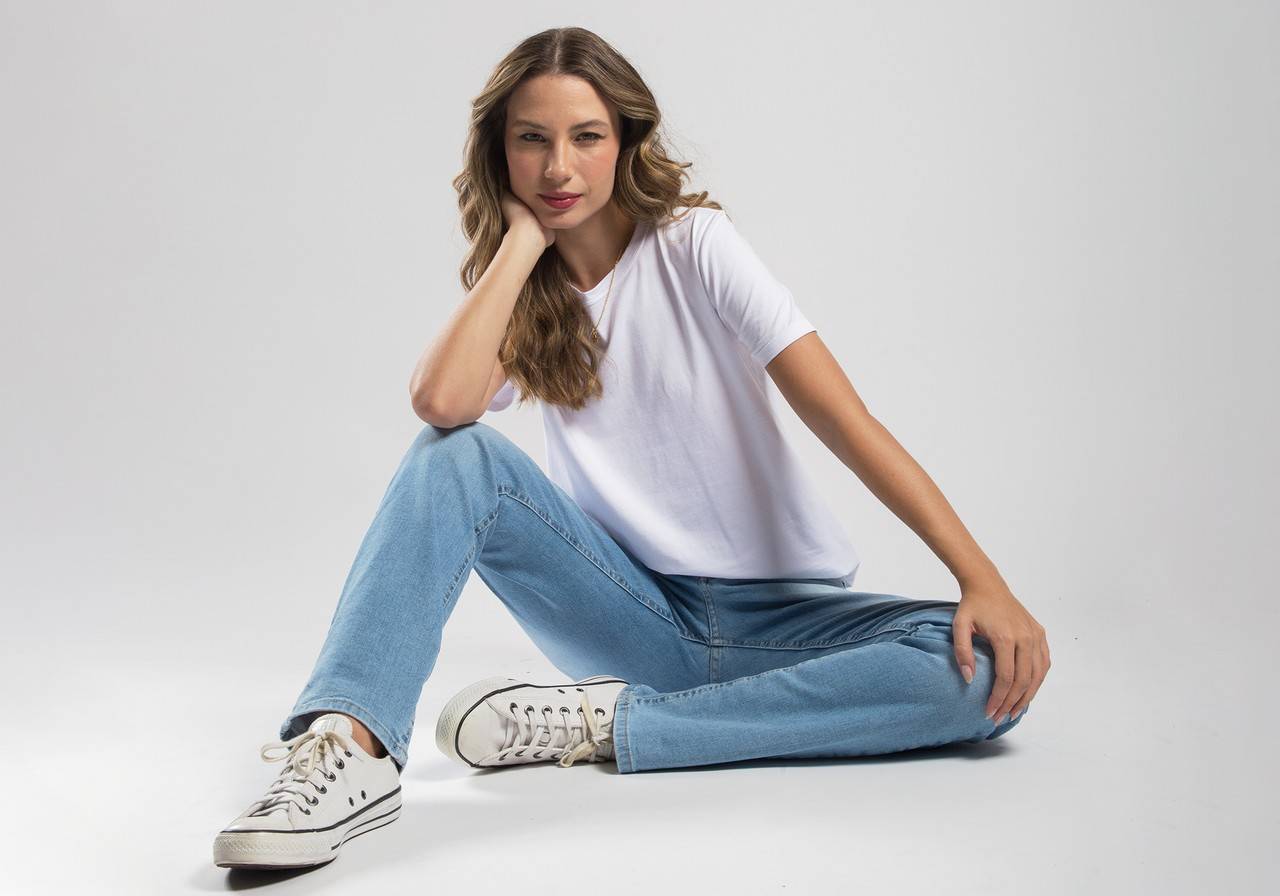 tendência calça jeans clara e tênis 2026