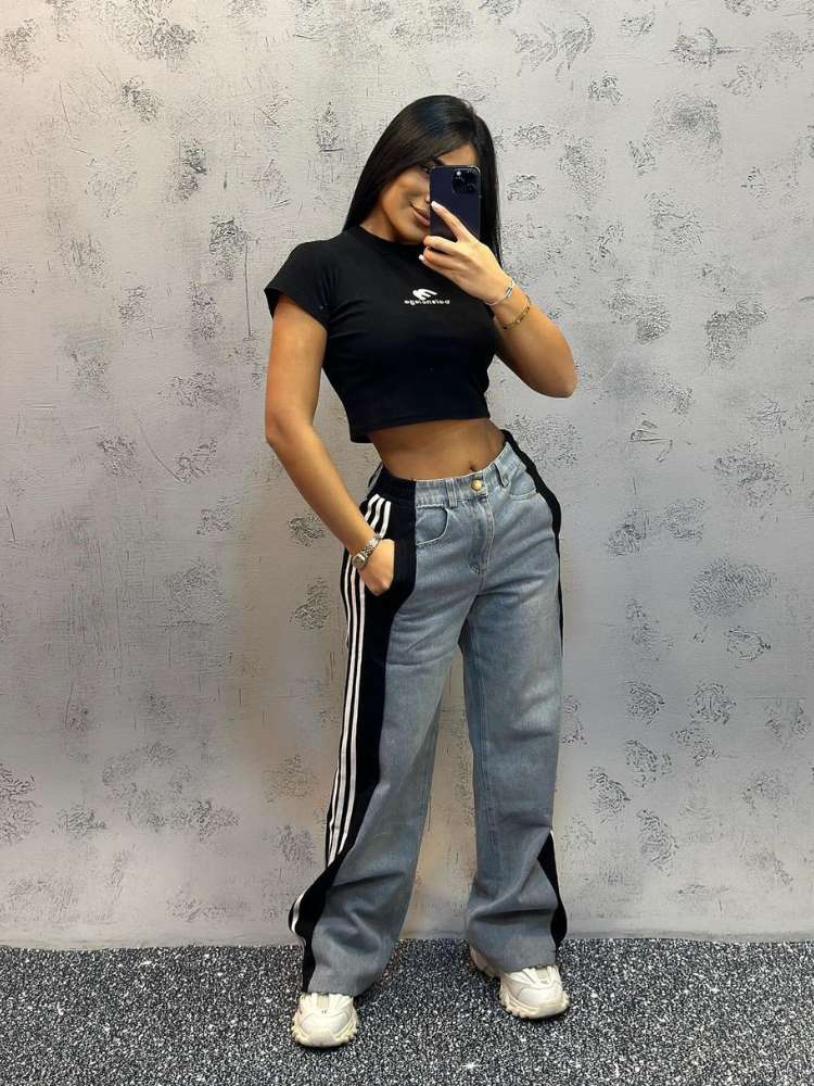 calça jeans clara e tênis para trabalho casual