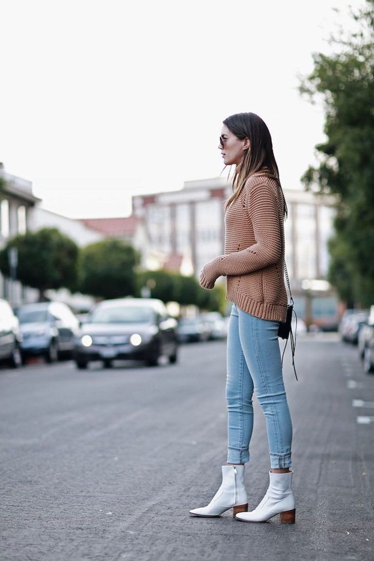combinação calça jeans bota branca