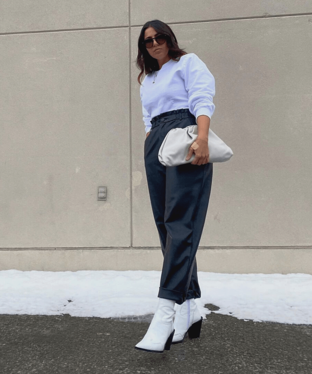 bota branca cano curto com jeans wide leg