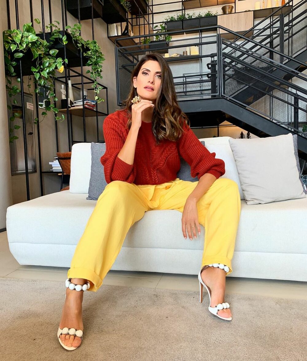 calça amarela casual