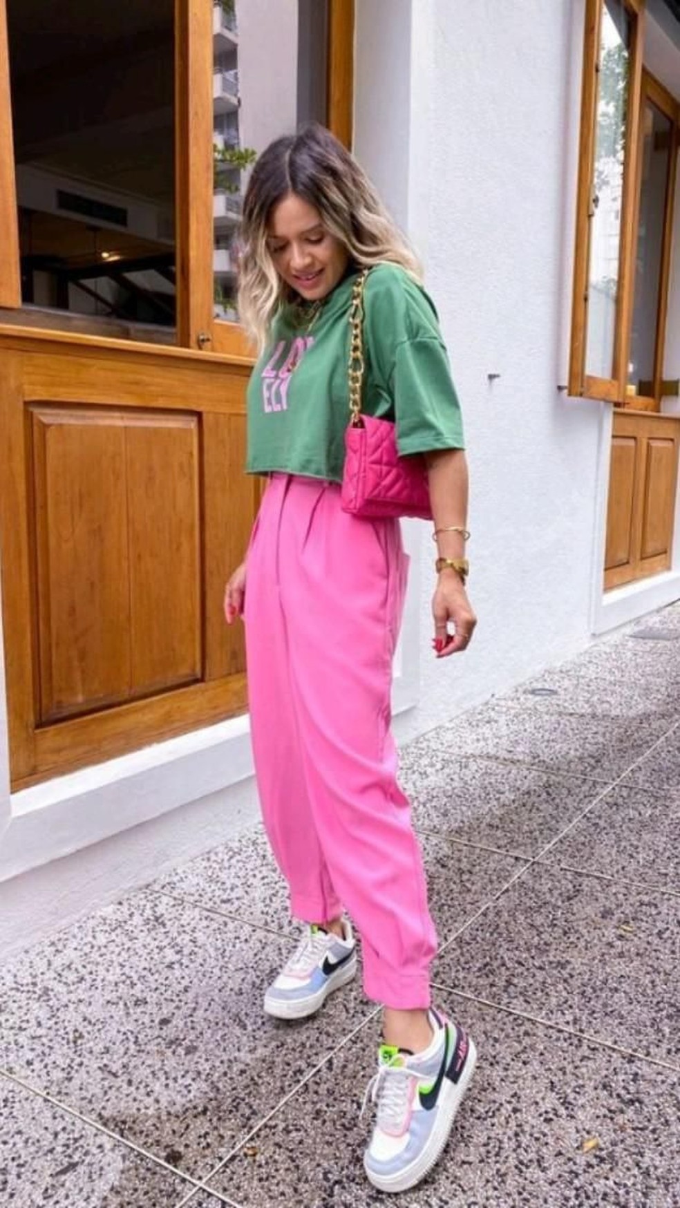 como usar calça rosa pink no trabalho