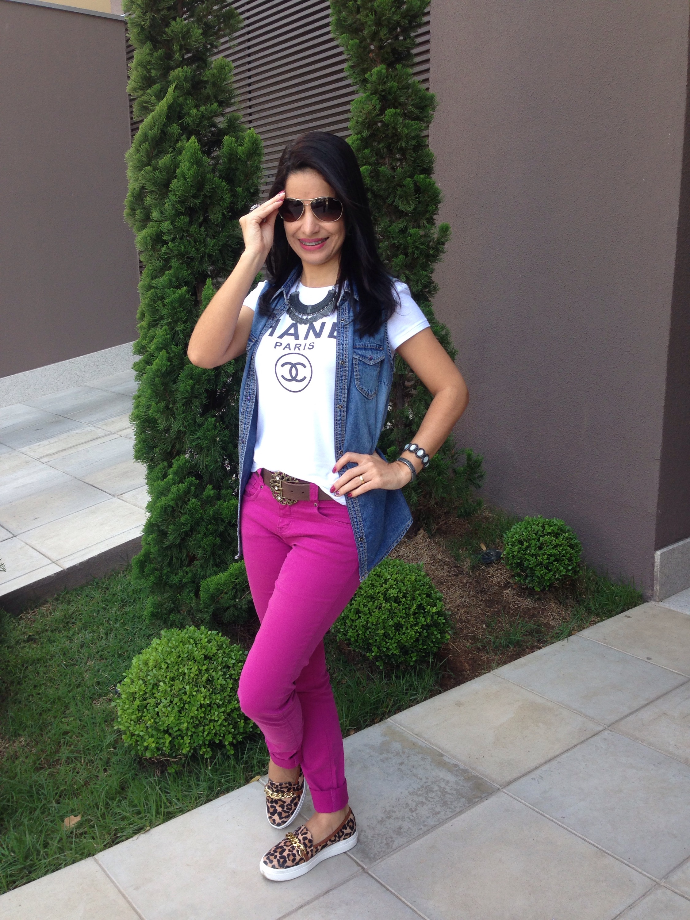 calça rosa pink combina com que cor