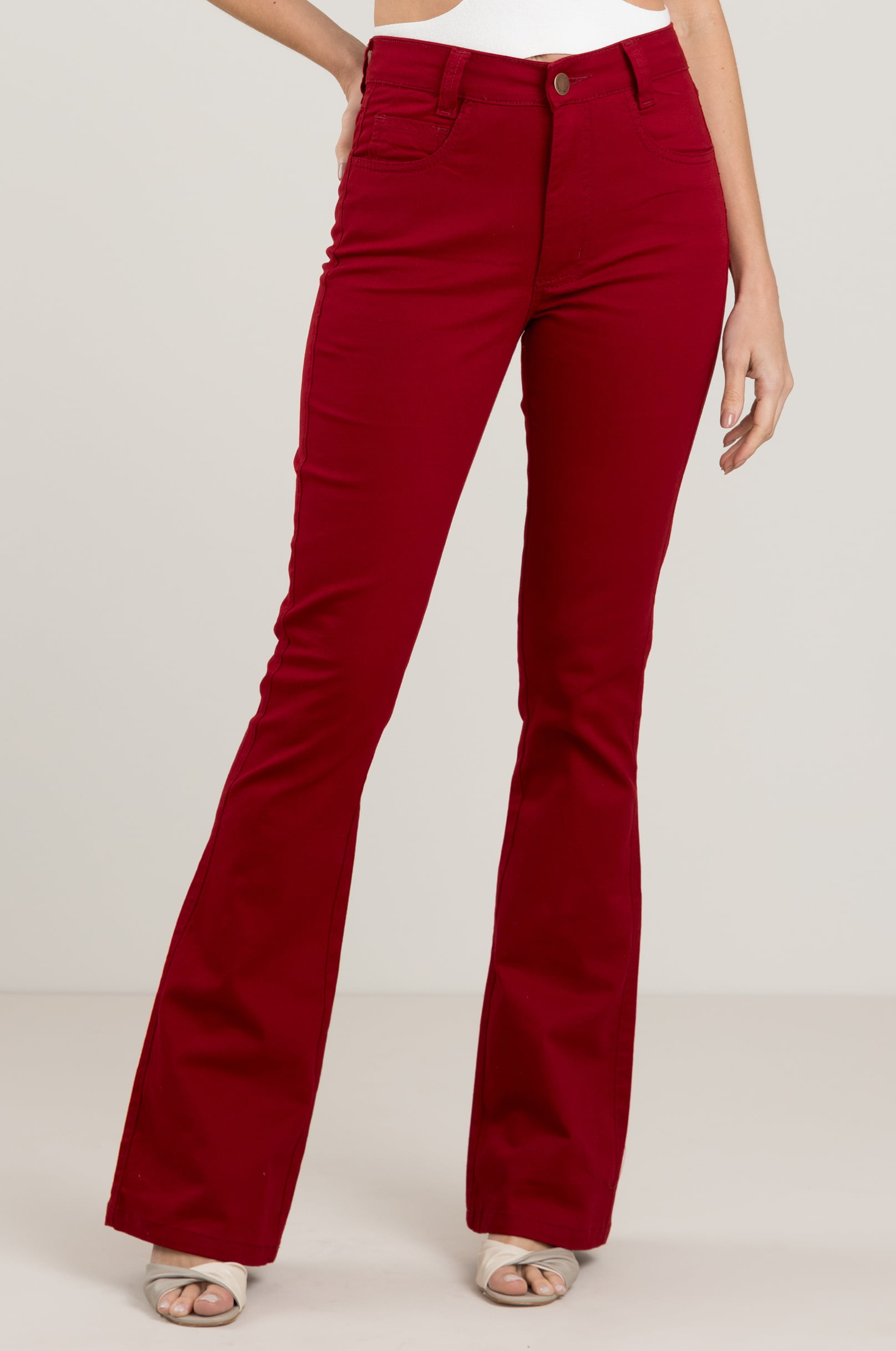look calça flare vermelha alfaiataria