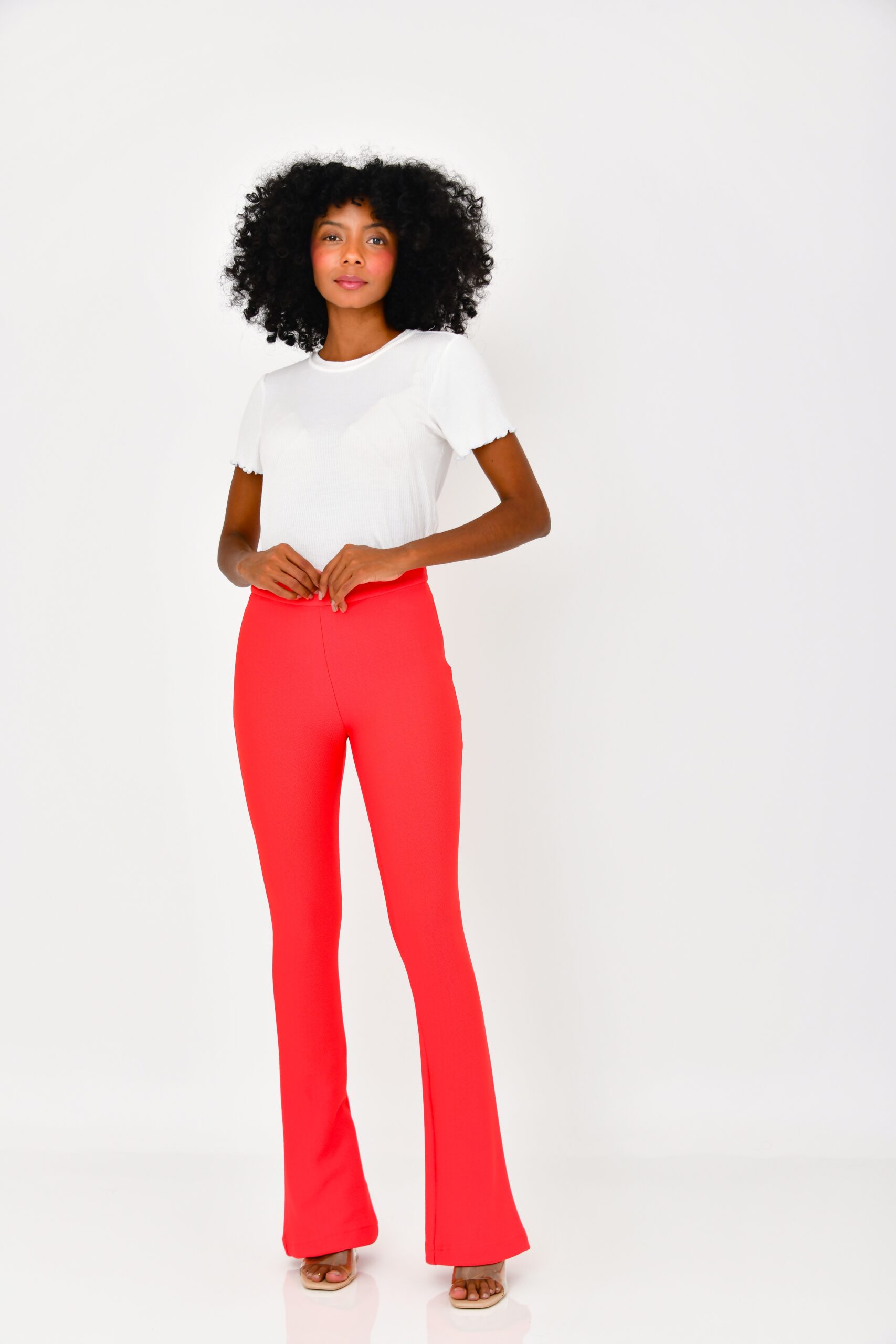 combinação calça vermelha flare