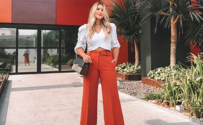 calça flare vermelha noite