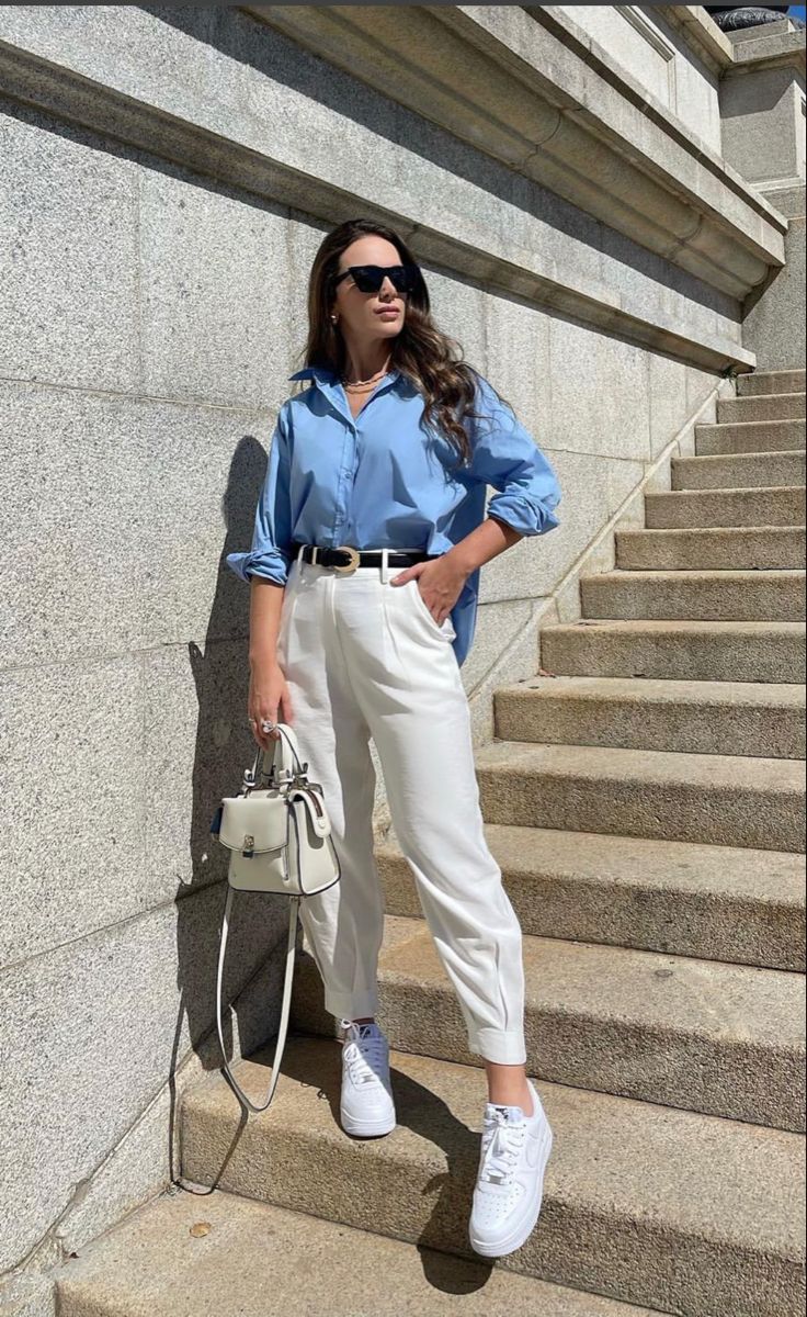 tênis branco e vestido