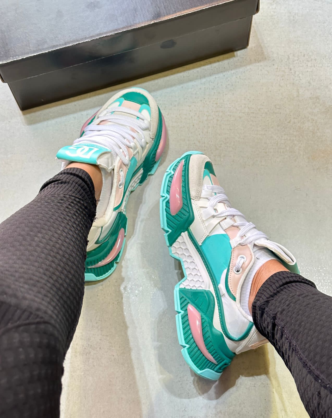 estilo high-low com tênis de grife