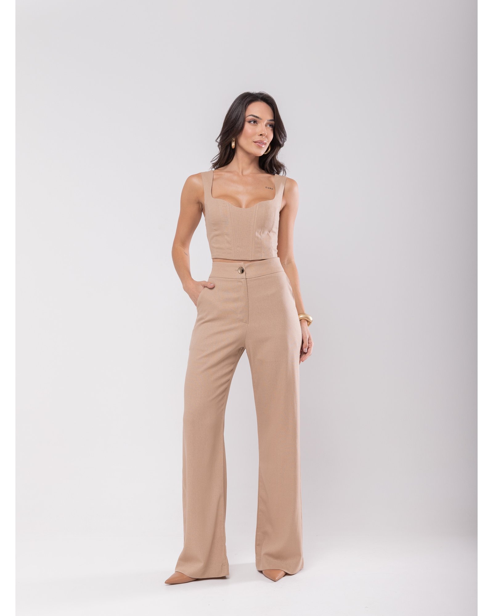 calça pantalona bege como usar