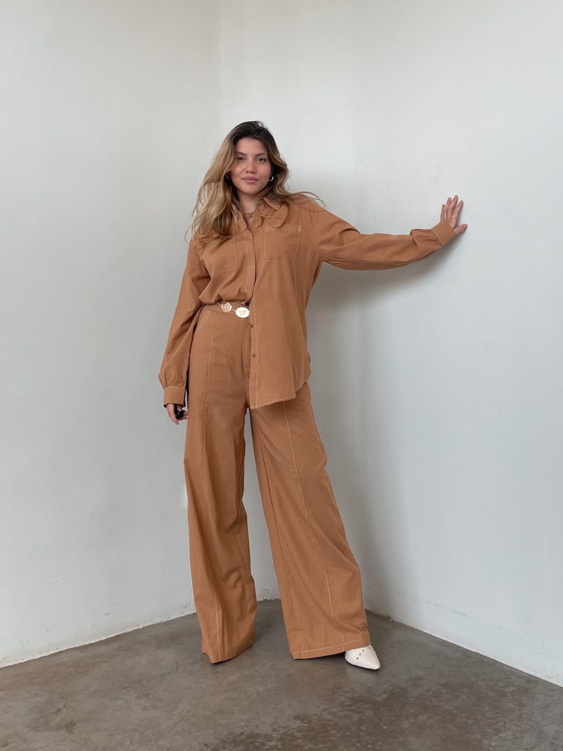 calça pantalona bege com tênis